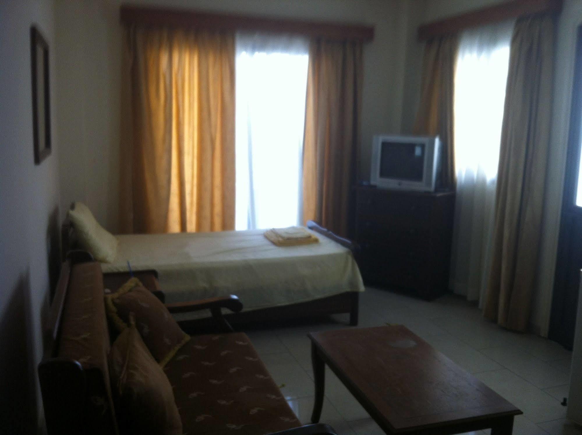 Zakos Court Apartments Larnaca Dış mekan fotoğraf